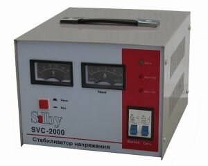 Стабилизатор напряжения однофазный Solby SVC-2000 Мощность данного однофазного стабилизатора напряжения Solby SVC-2000, используемого для обеспечения плавного напряжения, а также защиты устройств и оборудования, составляет 2 кВА